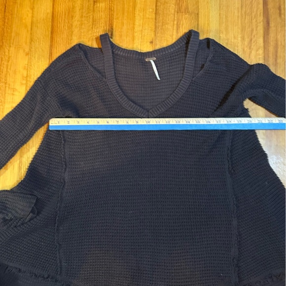 Free People Moonshine Sweater Size S Blue Cut Out Cold Shoulder Raw Edge (a3 - Picture 5 of 11
